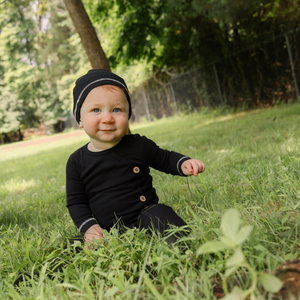 Little Label Weekend Footie & Hat Set (Buttons) – Black Cotton Essentials