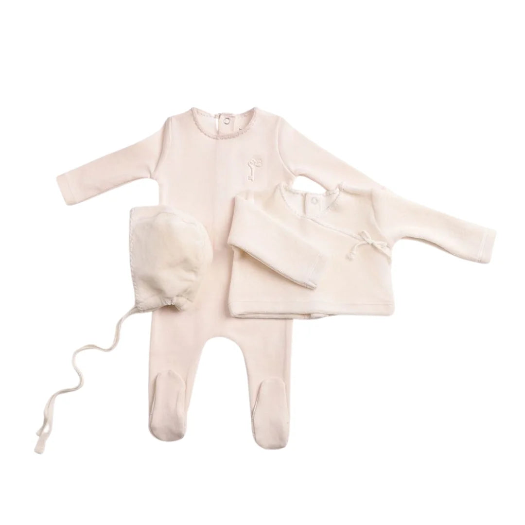 A front view of the elegant linen Bee & Dee wrap set.