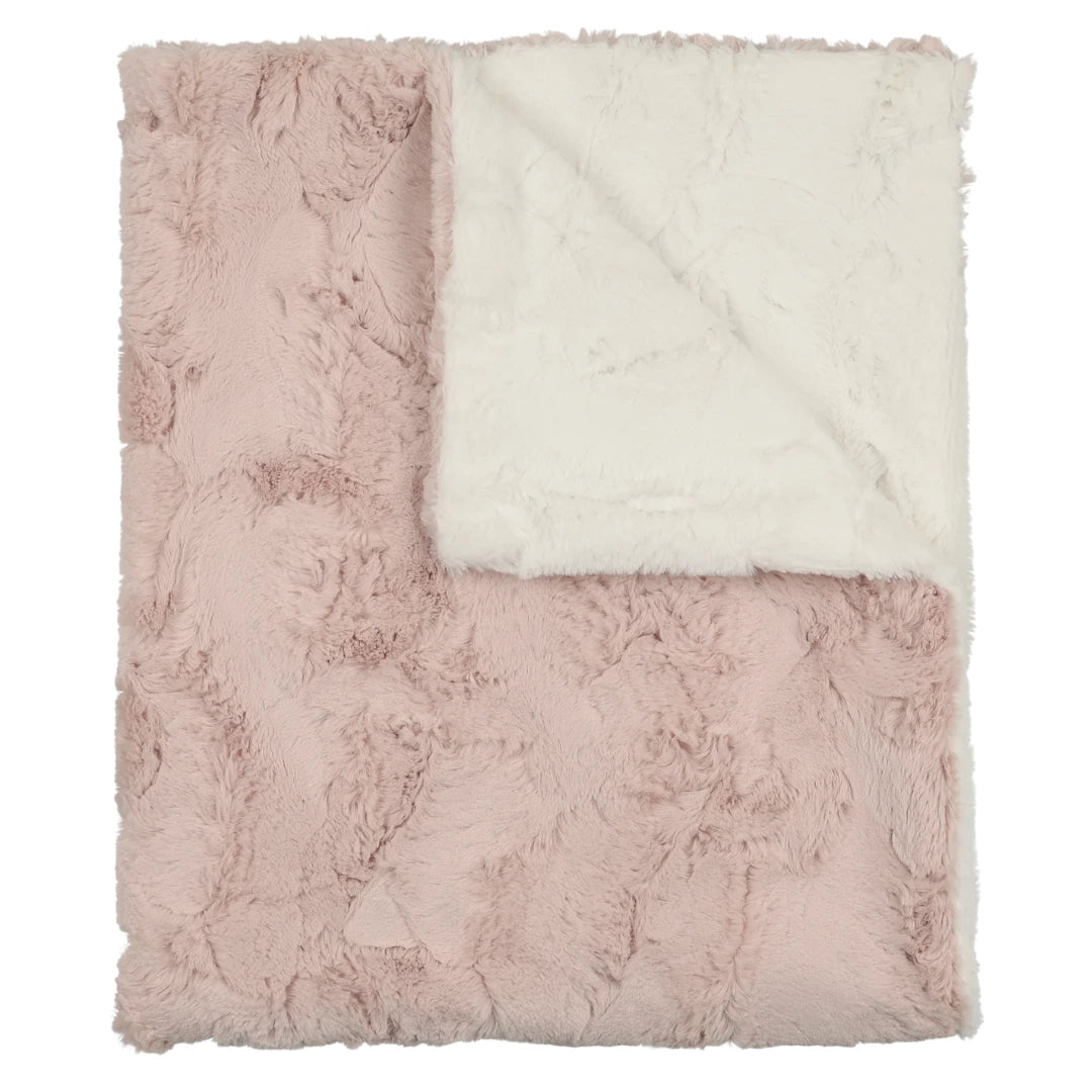 A breathtakingly soft, double-sided Peluche Bebe Lux Fur blanket in a dusty rose hue, showcasing its thick architectural plushness.