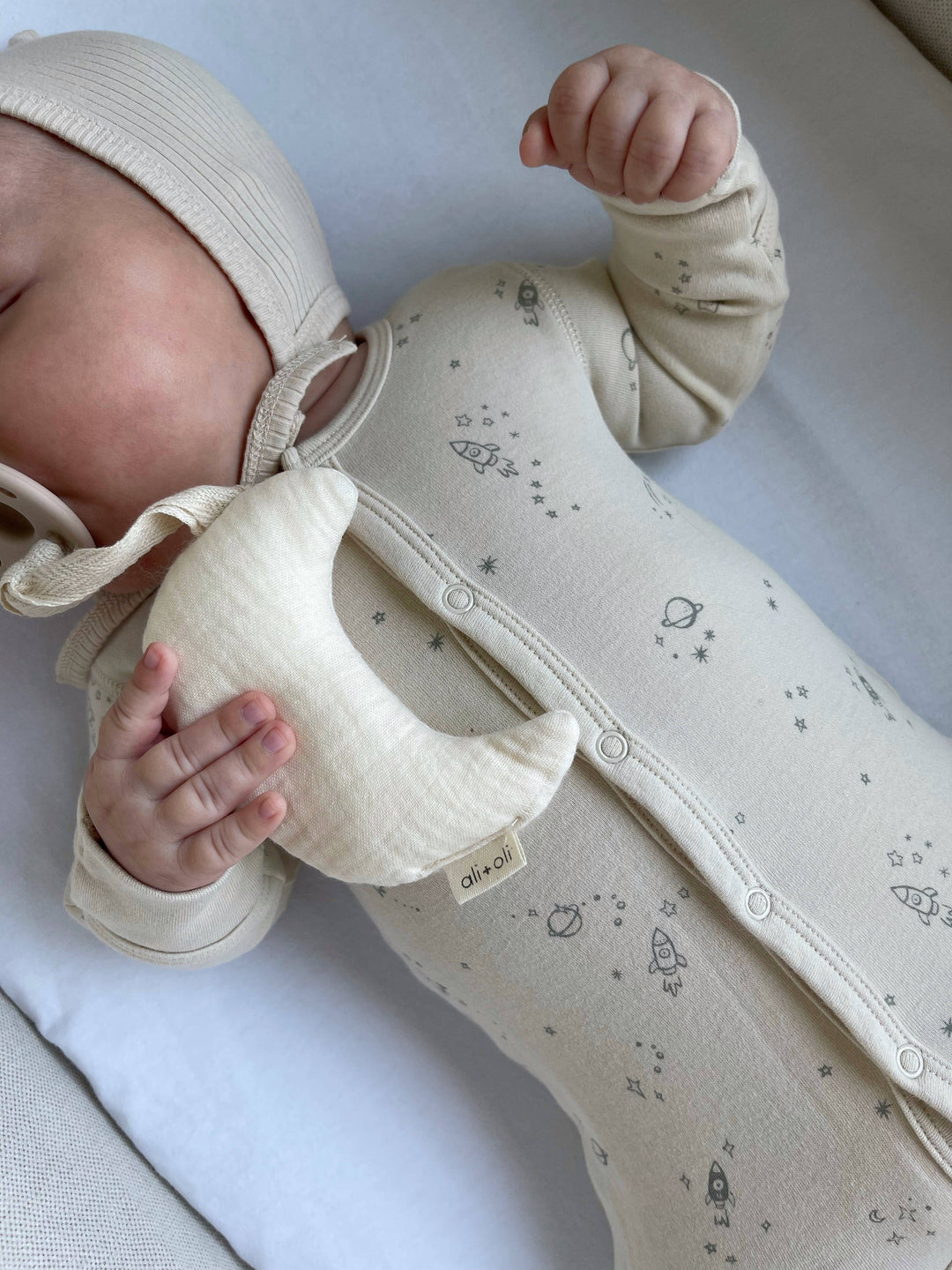 Ali+Oli - Plush Moon Pacifier Holder (Muslin Ivory)