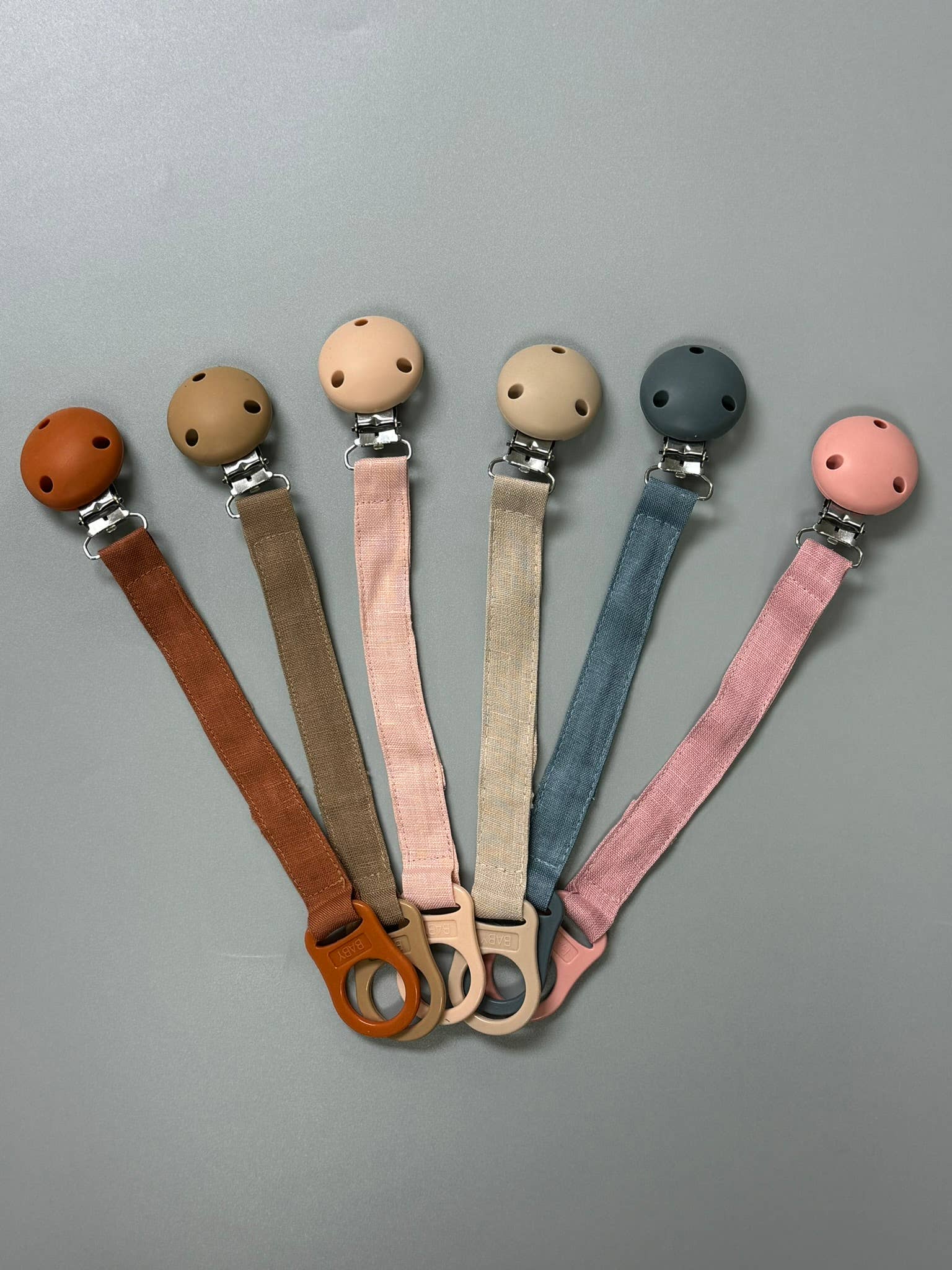 Three Hearts & Co. - Jadye Paci/Toy Clip Linen and Silicone BPA Free: Oatmeal