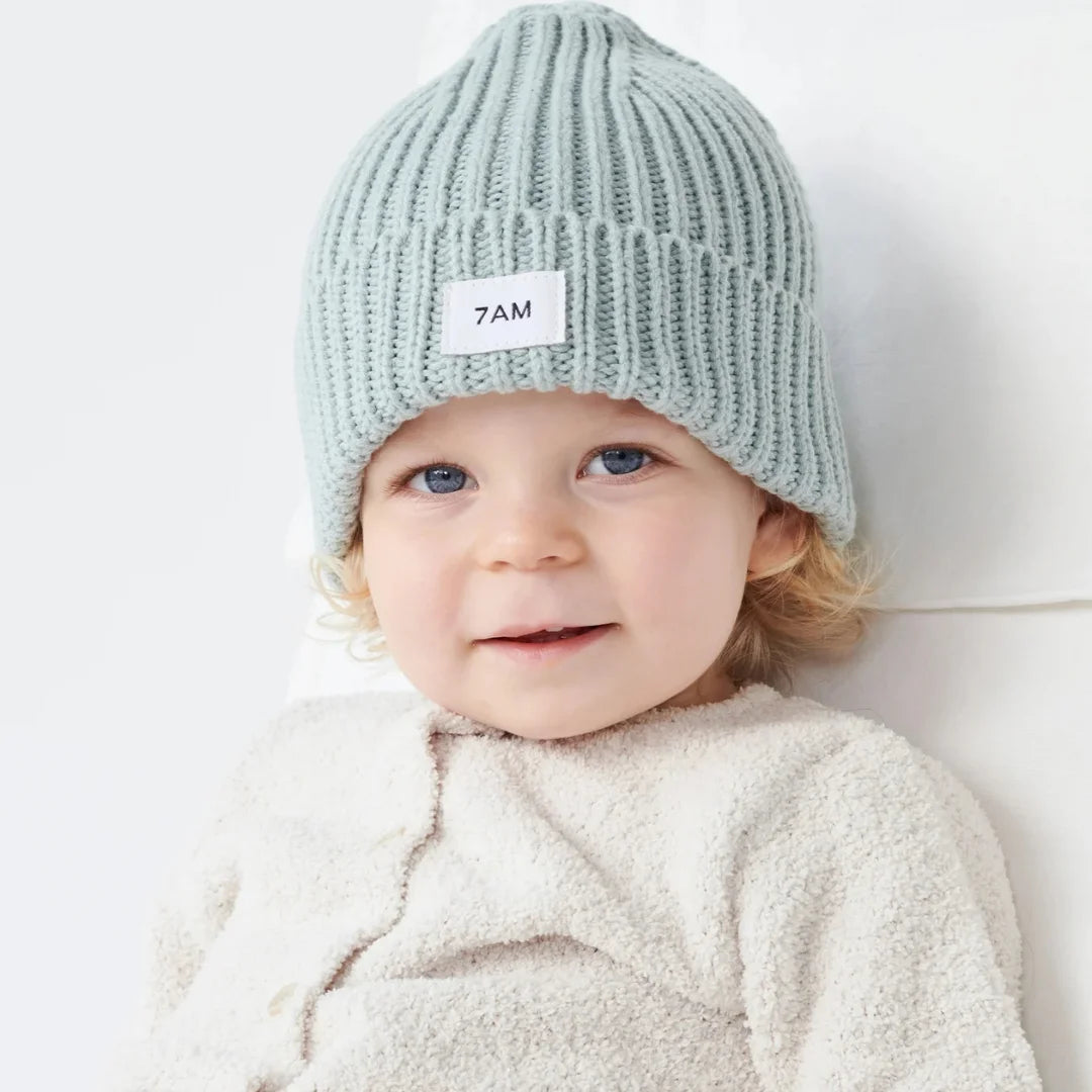 A child wearing the 7AM Enfant chunky beanie comfortably