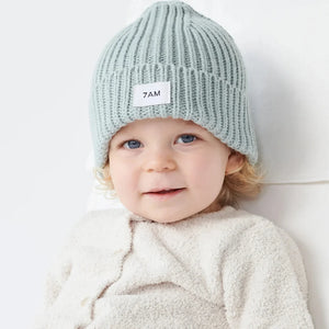 A child wearing the 7AM Enfant chunky beanie comfortably