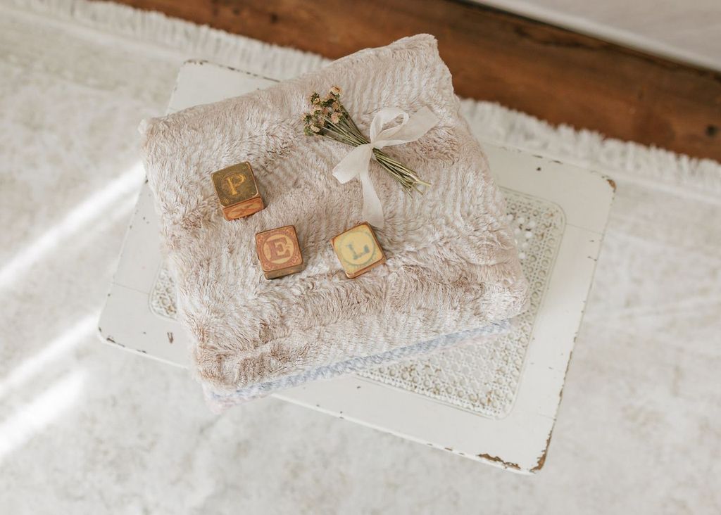 Peluche Bebe – Feather Beige & Natural Fur Blanket