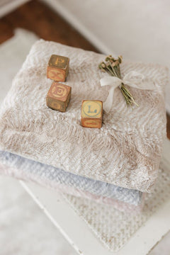 Peluche Bebe – Feather Powder & Natural Fur Blanket