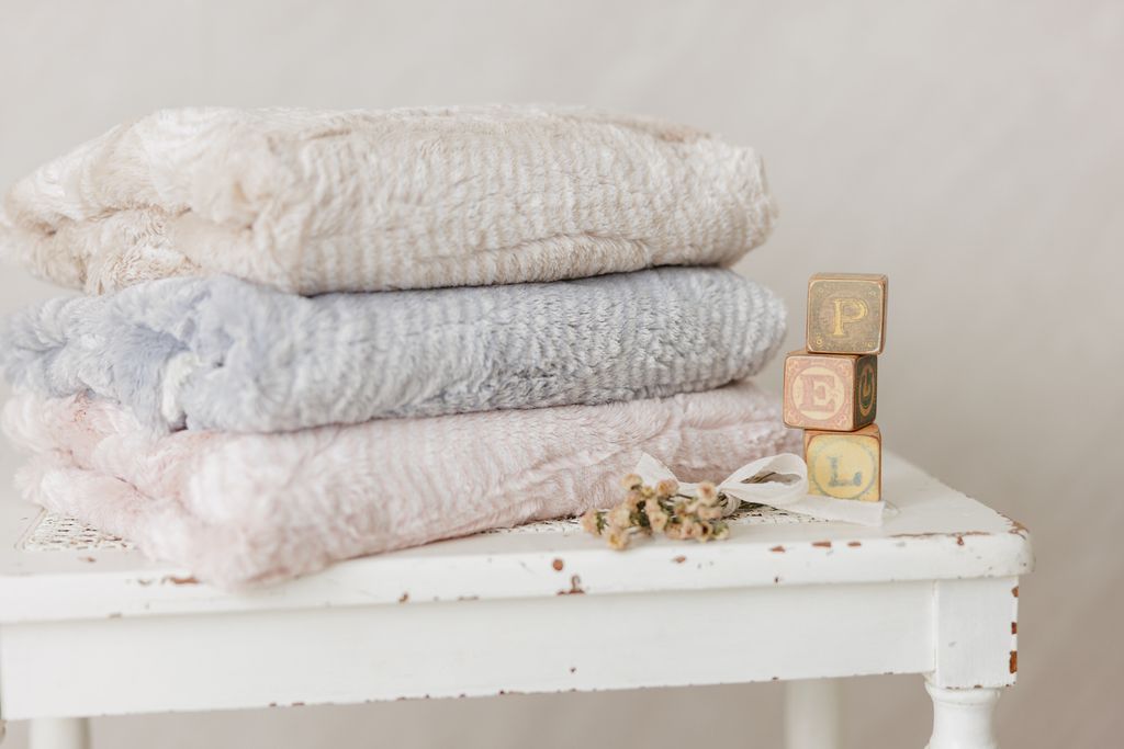 Peluche Bebe – Feather Rose & Natural Fur Blanket