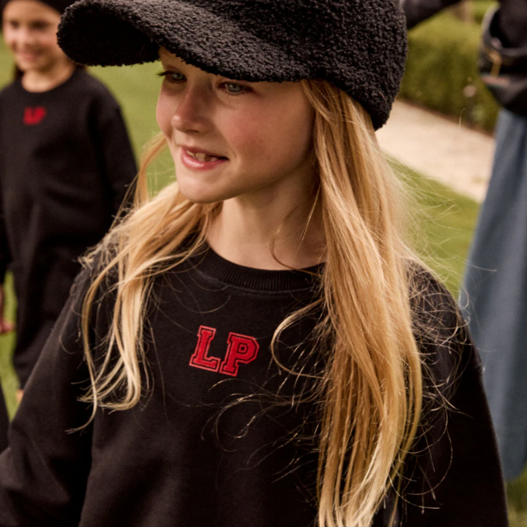 Parni Black LP Sweatshirt – Timeless, Comfortable Style