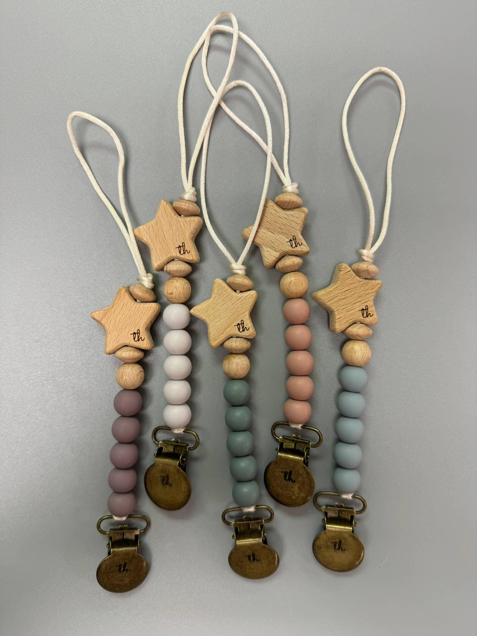 Three Hearts & Co. - Kinley Paci/Toy Clip: White Sand