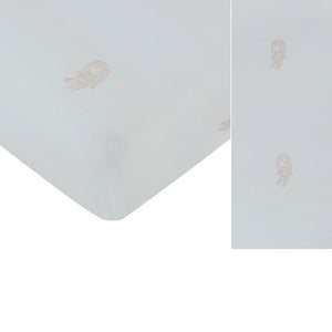 A front view of the Kipp pink cable fitted bassinet sheet.