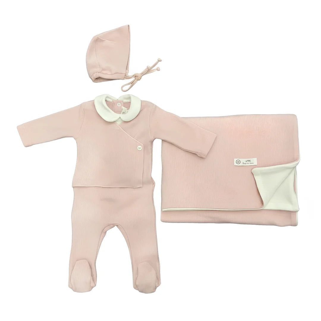 A complete flatlay of the Latte Baby 3-piece knit wrap onesie, bonnet, and blanket set in rose.
