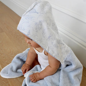High-resolution view of the absorbent fabric texture and classic toile print.