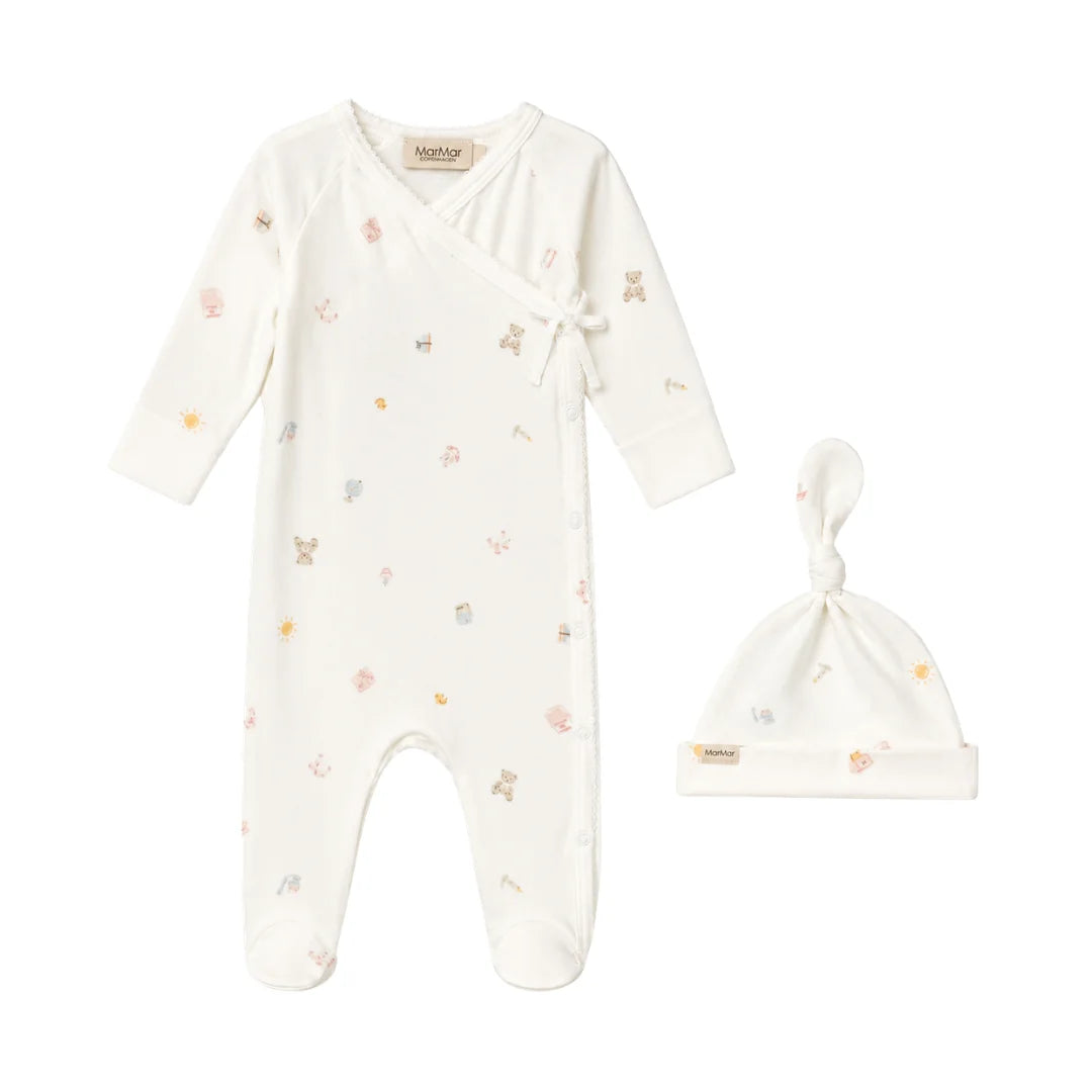 front view of the MarMar Copenhagen Everyday Rubetta footie and hat set.