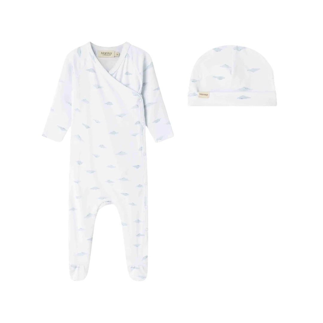A front view of the MarMar Copenhagen cumu neutral rubello footie and matching baby hat.