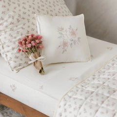 A front view of the Peluche Bebe blossom porta crib sheet in rose.