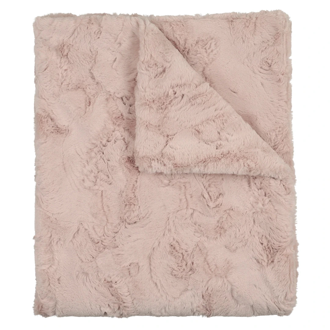 A breathtakingly soft, double-sided Peluche Bebe Lux Fur blanket in a dusty rose hue, showcasing its thick architectural plushness.
