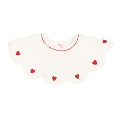 A breathtaking Petit Bateau baby girl bib featuring an immaculate white palette and a delicate heart detail for elegant everyday protection.
